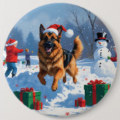 Duitse herder loopt in de sneeuw met kerst Pet Ronde Button 6,0 Cm (Voorkant)