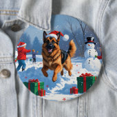 Duitse herder loopt in de sneeuw met kerst Pet Ronde Button 6,0 Cm (In situ)