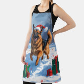 Duitse herder loopt in de sneeuw met kerst Pet Schort (Insitu)