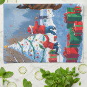 Duitse herder loopt in de sneeuw met kerst Pet Theedoek (Gevouwen)