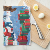 Duitse herder loopt in de sneeuw met kerst Pet Theedoek (Quarter Fold)