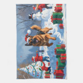 Duitse herder loopt in de sneeuw met kerst Pet Theedoek (Verticaal)