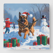 Duitse herder loopt in de sneeuw met kerst Pet Vierkante Klok (Voorkant)