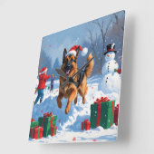 Duitse herder loopt in de sneeuw met kerst Pet Vierkante Klok (Hoek)