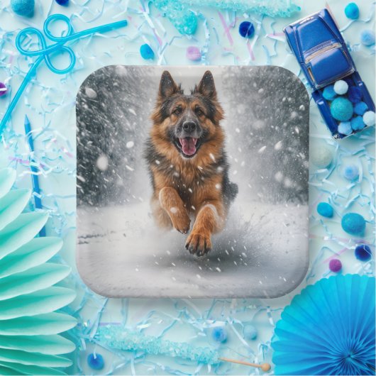 Duitse herder loopt in de sneeuw papieren bordje (Feest)