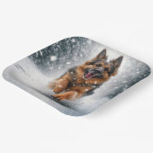 Duitse herder loopt in de sneeuw papieren bordje (Gebogen)