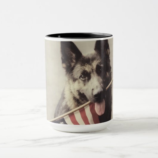 Duitse herder met Amerikaanse vlag Mok (Midden)