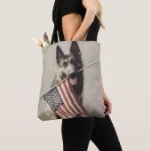 Duitse herder met Amerikaanse vlag Tote Bag (Dichtbij)