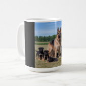  Duitse herder met Schattige Puppies Koffiemok (Voorkant links)