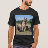  Duitse herder met Schattige Puppies T-shirt (Voorkant)