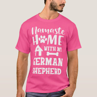 Duitse herder Namaste thuis met mijn Duitse shephe T-shirt