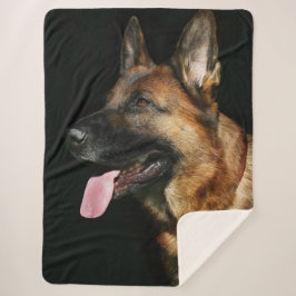 Duitse herder op zwarte achtergrond sherpa deken