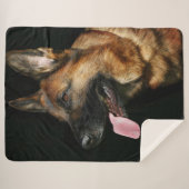 Duitse herder op zwarte achtergrond sherpa deken (Voorkant (horizontaal))