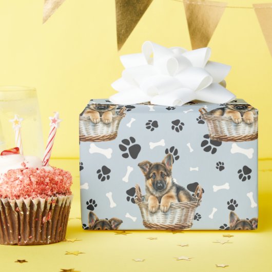 Duitse Herder Puppy in Basket Paw Print Cadeaupapier (Verjaardagsfeest)