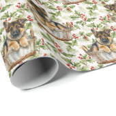 Duitse herder puppy in mand Kerst Holly Cadeaupapier (Rol Hoek)