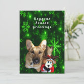 Duitse herder, Speelgoed rendier, groene sneeuwvlo Feestdagenkaart (Staand voorkant)
