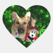 Duitse herder, Speelgoed rendier, groene sneeuwvlo Hart Sticker (Voorkant)