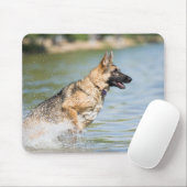 Duitse herder springt in het water muismat (Met muis)