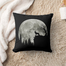 Duitse herder staande op berg Halloween