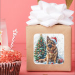 Duitse herder van Snowy Christmas Tree Vierkante Sticker<br><div class="desc">Vier de feestdagen met deze uitgebreide sticker met een Duitse herder die een kerstmuts draagt,  zittend naast een besneeuwde kerstboom versierd met kleurrijke ornamenten. Verspreide sneeuwvlokken,  pinecones en gloeiende sprookjesachtige lichten verbeteren de feestelijke wintersfeer. Dit schone,  geïsoleerde ontwerp is perfect voor het toevoegen van seizoensgebonden charme aan elk vakantiedecor!</div>