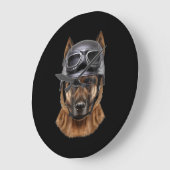 Duitse herderhond , fietser in motorrijwiel helmet grote klok (Hoek)