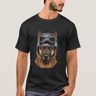 Duitse herderhond , fietser in motorrijwiel helmet t-shirt