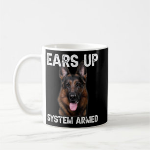 Duitse herderhond hoort het systeem in werking koffiemok