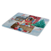 Duitse herderhond in het sneeuwkersthondenhuis snijplank (Hoek)