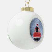 Duitse herderhond in sneeuw met Kerstmis Keramische Bal Ornament (Links)