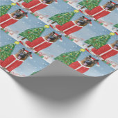 Duitse herderhond met kerstcadeaus in sneeuw cadeaupapier (Hoek)