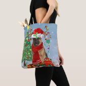 Duitse herderhond met kerstcadeaus in sneeuw tote bag (Dichtbij)
