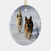 Duitse herders die in de sneeuw lopen keramisch ornament (Rechts)