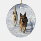 Duitse herders die in de sneeuw lopen keramisch ornament (Links)