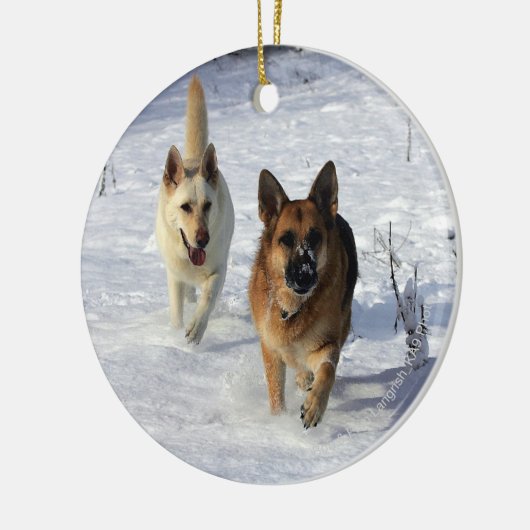 Duitse herders die in de sneeuw lopen keramisch ornament (Links)