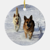 Duitse herders die in de sneeuw lopen keramisch ornament (Achterkant)