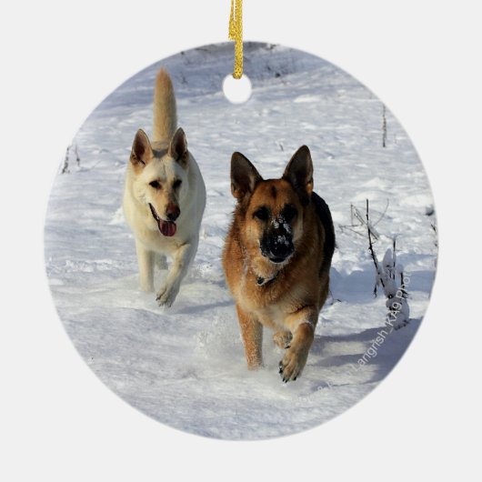 Duitse herders die in de sneeuw lopen keramisch ornament (Achterkant)