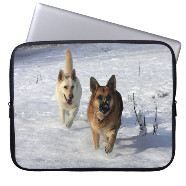 Duitse herders die in de sneeuw lopen laptop sleeve (Voorkant)