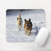 Duitse herders die in de sneeuw lopen muismat (Met muis)