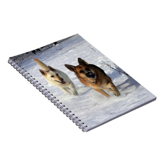 Duitse herders die in de sneeuw lopen notitieboek (Rechterzijde)