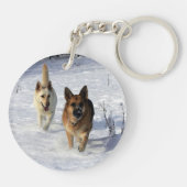 Duitse herders die in de sneeuw lopen sleutelhanger (Achterkant)