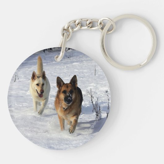 Duitse herders die in de sneeuw lopen sleutelhanger (Achterkant)