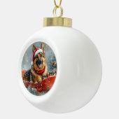 Duitse herdershond in Sledge Sneeuwkerst Keramische Bal Ornament (Rechts)