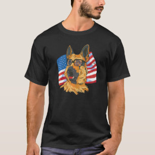 Duitse Herdershond met Bril en Amerikaanse Vlag T-shirt