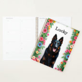 Duitse herdershond omringd door levendige bloemen planner (Display)