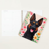 Duitse herdershond Omringd door Levendige Bloemen Planner (Display)
