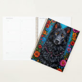 Duitse herdershond omringd door levendige bloemen planner (Display)