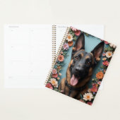Duitse herdershond omringd door levendige bloemen planner (Display)