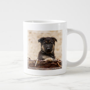 Duitse Herdershond Puppy In Mand Grote Koffiekop