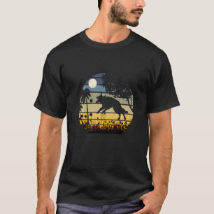 Duitse Herdershond Springt In Een Veld Met Bloemen T-shirt