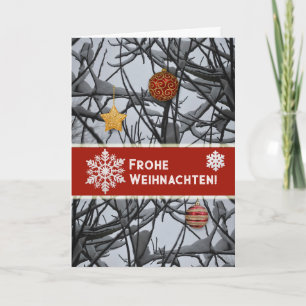 Duitse kerstversiering op besneeuwde takken feestdagen kaart